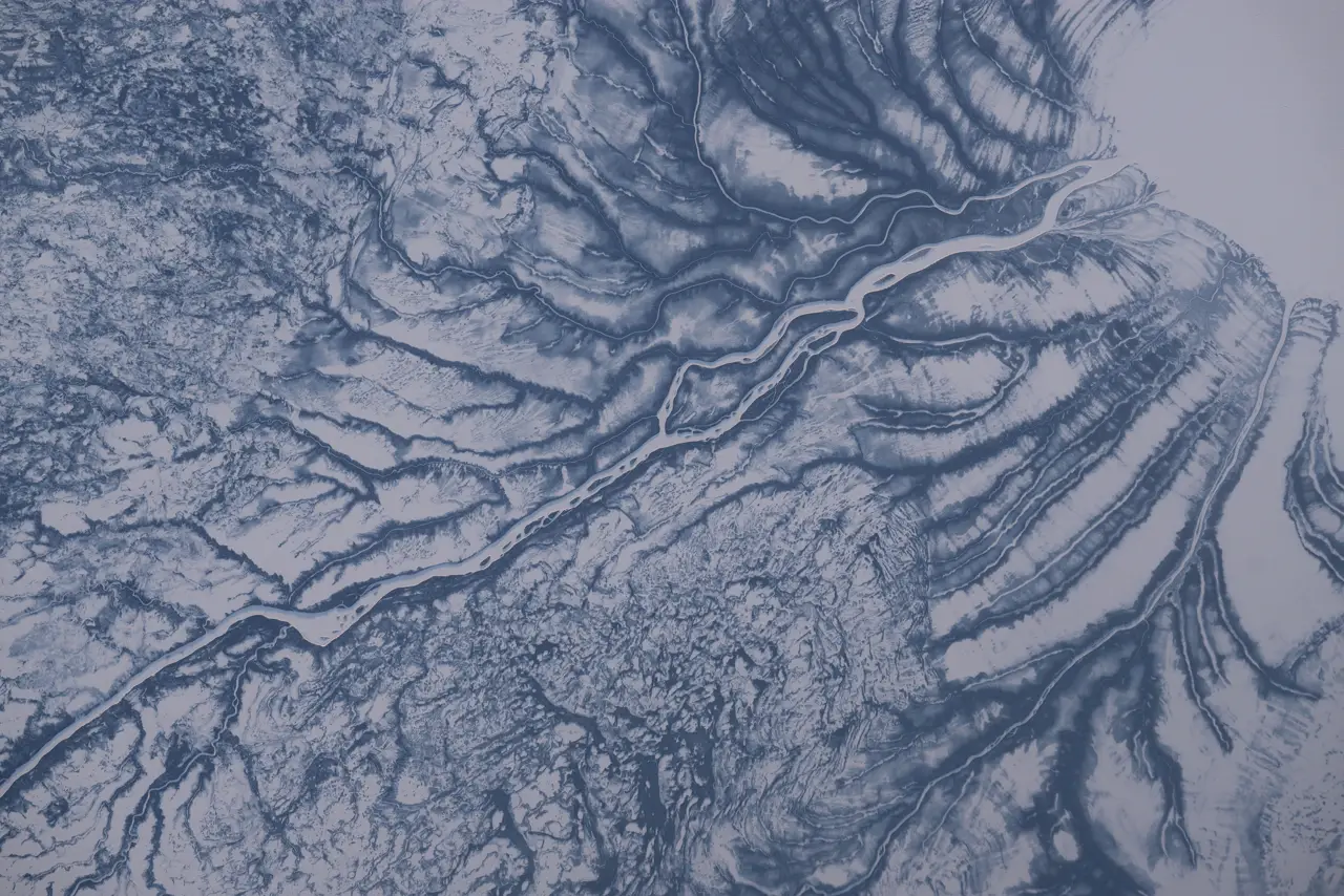 La rivière Harricana sous la neige, vue de la Station spatiale internationale, jusqu’à la baie James