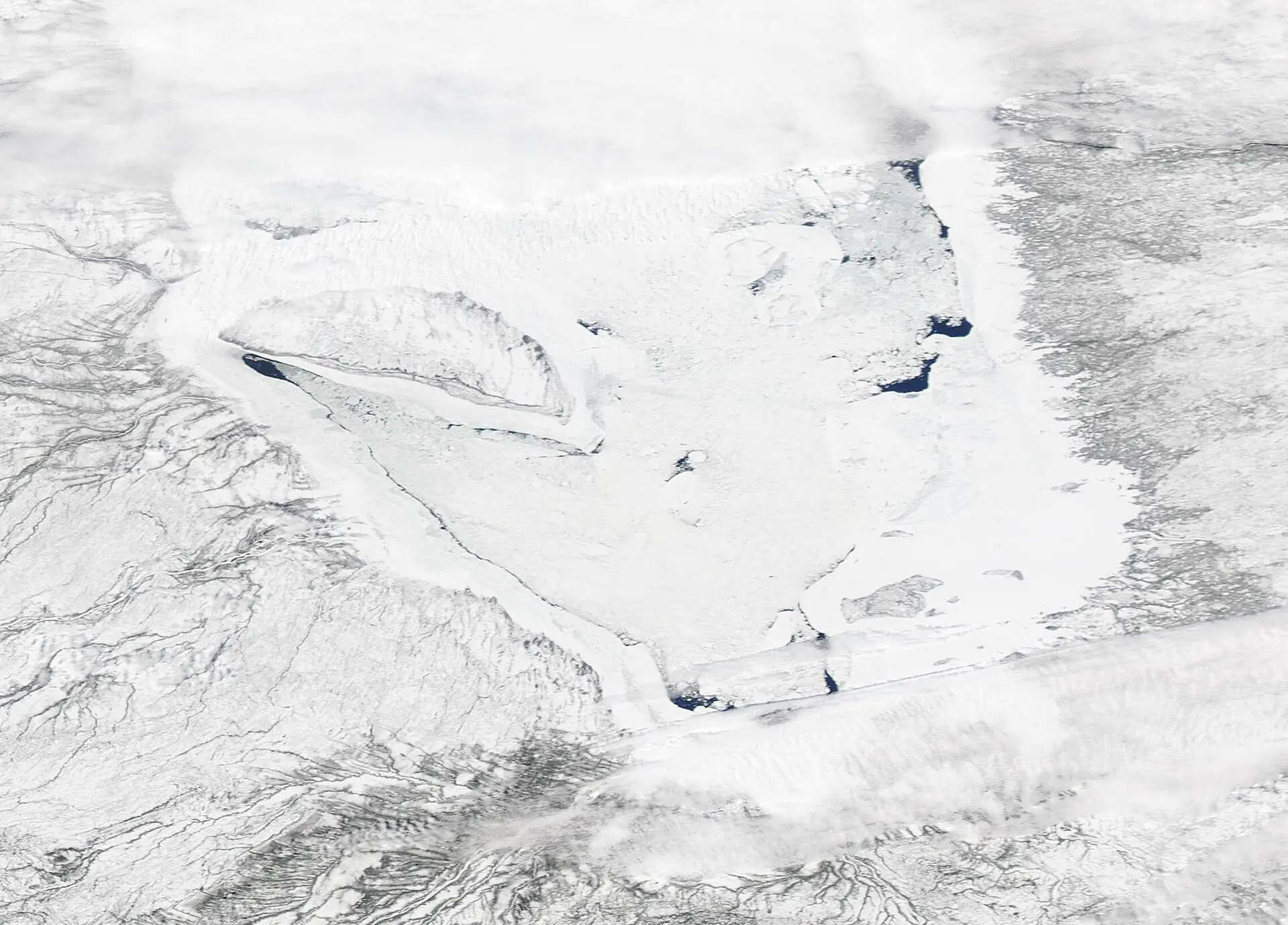 La baie James au printemps, encore prise dans la glace, vue par satellite